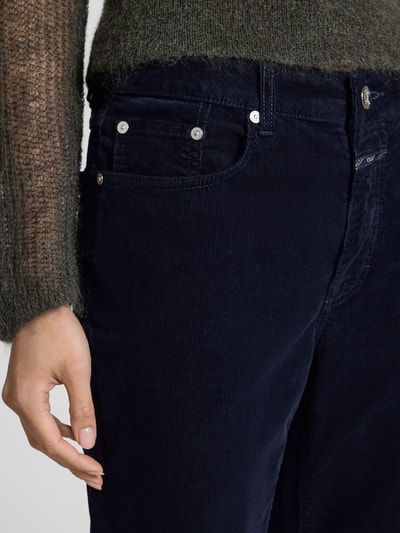 Frauenmodel trägt Straight Fit Jeans in Cord-Optik Modell 'Milo' von Closed, tiefblau, 5-Pocket-Design, Nahaufnahme Oberkörper, elastischer Baumwoll-Mix, verkürzte Passform, Kontext: Damen Jeans, Knopf- und Reißverschluss, Bundweite 40 cm, Innenbeinlänge 66 cm.