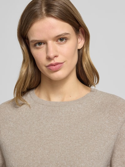 Vrouwenmodel draagt Regular Fit Strick-Shirt met korte raglanmouw model 'BREE' van Pieces in effen kleuren met ronde hals, knitwear, materiaalverwerking tricot, Nahaufnahme bovenlichaam.