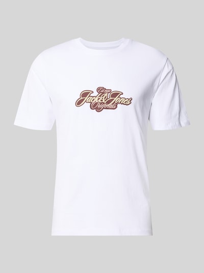 Produktfoto, weißes T-Shirt mit braunem Label-Print Modell 'CASSIS' von Jack & Jones, reine Baumwolle, Regular Fit, Rundhalsausschnitt.