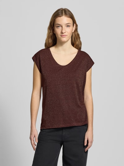 Frauenmodel trägt Regular Fit Shirt aus Viskose-Mix Modell 'BILLO' von Pieces, burgunderrot, schimmernd, gestreift, Nahaufnahme Oberkörper.