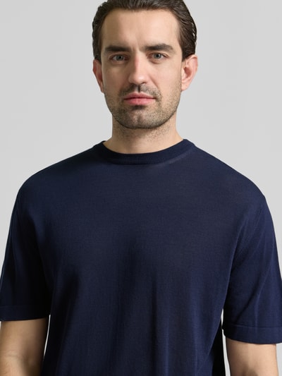 Männermodel trägt T-Shirt mit geripptem Rundhalsausschnitt von CRUNA, reine Baumwolle, Regular Fit, dunkelblau, Nahaufnahme Oberkörper.