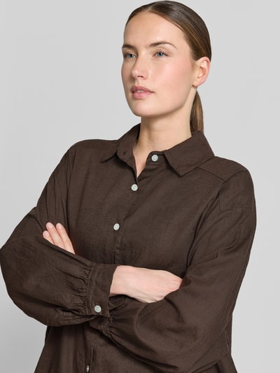 Frauenmodel trägt Loose Fit Langarmbluse aus Leinen-Baumwoll-Mix Modell 'ANIKA' von VILLA SOPHIE, Optik: Unifarben, Flammgarn, Nahaufnahme Oberkörper.