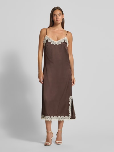 Frauenmodel trägt Midikleid aus Viskose mit Spitzenbesatz von Jake*s Collection in Braun mit A-Linie, Spaghettiträger, Ganzkörperansicht von vorne.