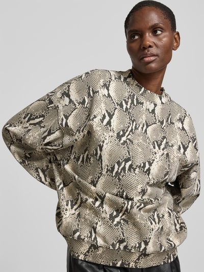 Frauenmodel trägt Oversized Sweatshirt aus Baumwolle von Anine Bing mit Schlangenprint, Stehkragen, elastische Abschlüsse, Rückenlänge 66 cm, Ganzkörperansicht von vorne.