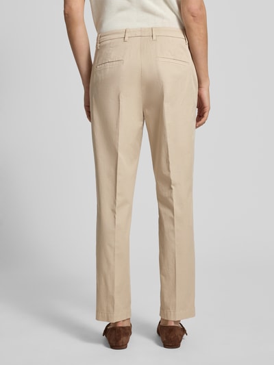 Männermodel trägt beżowe spodnie materiałowe z zaprasowanym kantem Raffaello Rossi Stoffhose mit Bügelfalte Modell 'KRISS', bawełniana mieszanka ze stretchem, krój straight fit, kieszenie francuskie i z tyłu, szerokość w rozmiarze 36: 40 cm, długość nogawki: 69 cm, całkowity widok z tyłu