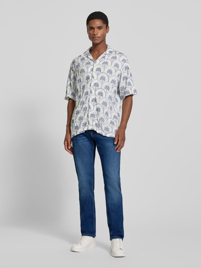 Männermodel trägt Straight Fit Jeans im 5-Pocket-Design Modell 'Mitch' von JOOP! JEANS aus Baumwoll-Mix, Ganzkörperansicht von vorne.