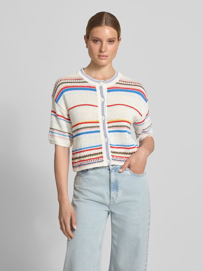 Frauenmodel trägt Strickjacke aus Baumwoll-Mix mit 1/2-Arm von Oui, Regular-Fit, Allover-Look, Rundhalsausschnitt, Knopfleiste, Ganzkörperansicht von vorne.