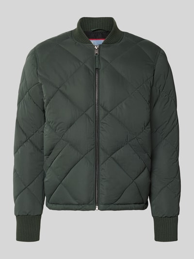 Produktfoto, Regular Fit Steppjacke mit Stehkragen von Superdry in Dunkelgrün, Stepp-Optik, elastische Ärmelabschlüsse, Reißverschluss, strukturierte Oberfläche.