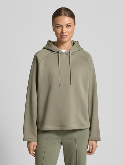 Vrouwenmodel draagt Hoodie met capuchon van Smith and Soul, katoenmix, los model, capuchon, tunnelkoord, statement-stitching. Ganzkörperansicht von vorne.