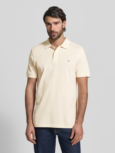 Männermodel trägt Regular Fit Poloshirt mit Stitching von Christian Berg Men, Reine Baumwolle, Knopfleiste, Ganzkörperansicht von vorne.