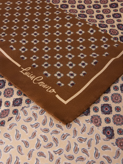 Produktfoto, Seidentuch aus reiner Seide von Luisa Cerano, braun-creme mit geometrischem Muster, Satintextur, eingefasste Abschlüsse, Dreiecksform, Breite 66 cm