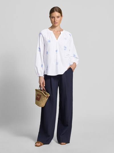 Frauenmodel trägt Regular Fit Tunikabluse mit Stitchings und V-Ausschnitt von Oui, weiße Baumwolle, blaue Akzente, Ganzkörperansicht von vorne.
