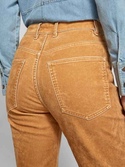 Frauenmodel trägt Bootcut Fit Jeans aus Baumwoll-Mix von Rabanne in Used-Look, 5-Pocket-Design, sandfarben, Detailaufnahme Rückansicht.