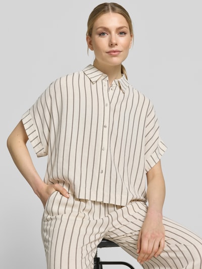 Kobiece model nosi Boxy Fit Leinenbluse mit Allover-Muster Modell 'VIVA' von Selected Femme, efekt: wzór w paski, krój: pudełkowy krój, kształt kołnierza: kołnierzyk koszulowy, detal: pas na plecach, zapięcie: listwa guzikowa, rękaw: krótki rękaw, zakończenie rękawów: stały brzeg, materiał: mieszanka wiskozy i lnu, Ganzkörperansicht z przodu.