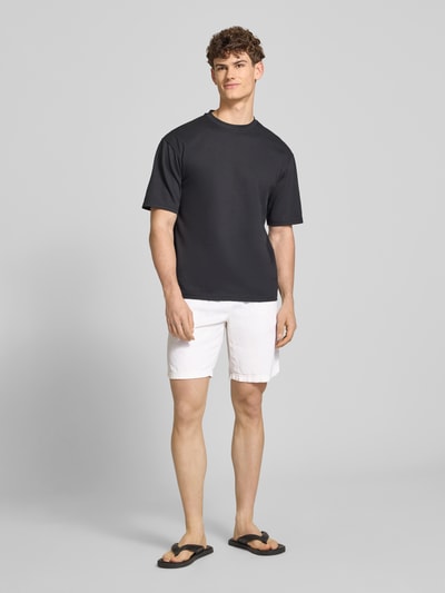 Männermodel trägt Shorts aus Leinen-Viskose-Mix Modell 'MALVIN' von Blend in Weiß, elastischer Bund, Regular Fit, Ganzkörperansicht von vorne.
