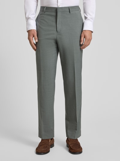 Männermodel trägt Slim Fit Anzughose mit Woll-Anteil Modell 'Awesley' von Matinique, Material-Mix, Hakenverschluss, Ganzkörperansicht von vorne