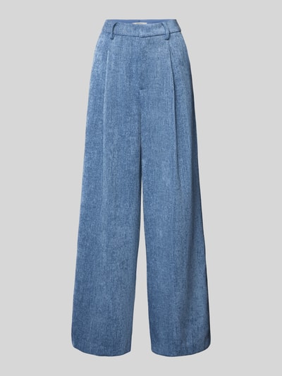 Produktfoto, Wide Fit Stoffhose in Denim-Optik Modell 'Zvally' von Gestuz mit Bundfalten, Gesäßtasche, Haken- und Reißverschluss