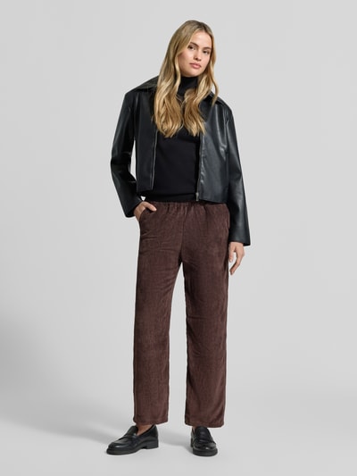 Frauenmodel trägt Cordhose mit elastischem Bund Modell 'La44raa' von ZABAIONE, braun, Regular Fit, Material-Mix mit Stretch, Ganzkörperansicht von vorne.