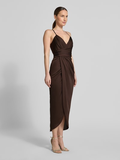 Frauenmodel trägt Cocktailkleid aus Satin in Wickel-Optik von V by Vera Mont, Braun, Gerader-Schnitt, Midikleid, Spaghettiträger, Ganzkörperansicht von vorne, Rückenlänge bei Größe 36: 122 cm, Brustweite bei Größe 36: 36 cm.