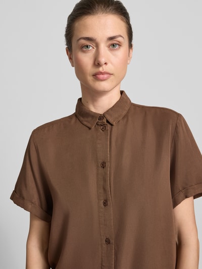 Kobiece model prezentuje Regular Fit Hemdbluse mit 1/2-Arm od Jake*s Casual, mieszanka wiskozy, kołnierzyk typu kent, listwa guzikowa, długość tyłu w rozmiarze 36: 62 cm, długość rękawów w rozmiarze 36: 21 cm, ciepły brąz, gładka struktura, prosty krój, półmatowa faktura, zbliżenie na górę torsu, przód