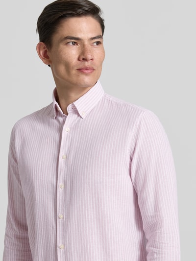 Männermodel trägt Slim Fit Freizeithemd aus Leinen-Mix Modell 'Stone' von CINQUE, Baumwoll-Leinen-Mix, weiß-rosa Streifen, Nahaufnahme Oberkörper.