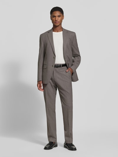 Männermodel trägt Slim Fit Anzug aus Schurwoll-Mix von HECHTER PARIS in Grau mit Reverskragen und Pattentaschen, Ganzkörperansicht von vorne.
