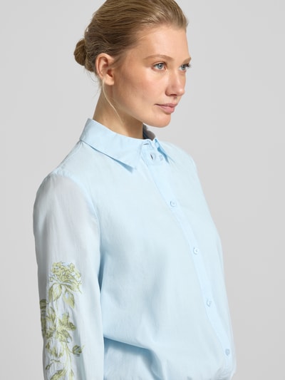 Frauenmodel trägt Relaxed Fit Langarmbluse aus reiner Baumwolle von s.Oliver RED LABEL, Optik: Unifarben, Stickerei, Nahaufnahme Oberkörper.