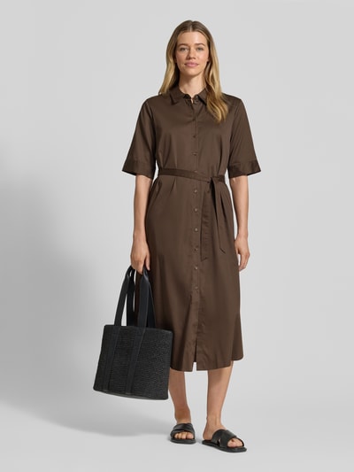 Frauenmodel trägt Hemdblusenkleid mit Bindegürtel von comma in Braun, Baumwoll-Mix, tailliert, Midilänge, Ganzkörperansicht von vorne.