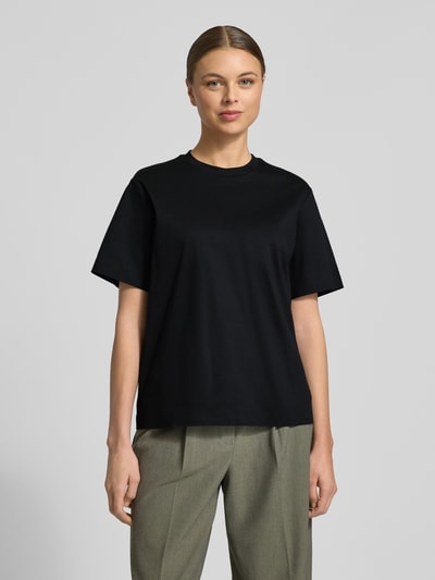 Vrouwenmodel draagt Relaxed Fit T-shirt uit puur katoen model 'EHARPA' van BOSS, look: effen, applicatie met labelstitching, ronde hals, korte mouw, puur katoen. Ganzkörperansicht van voren.