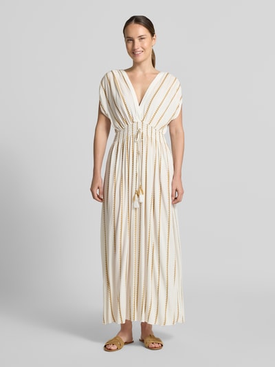 Modelka kobieca ma na sobie długą sukienkę Maxikleid aus reiner Viskose od ZABAIONE w białe i beżowe paski, krój taliowany, dekolt w serek, elastyczna talia z ozdobnymi tasiemkami, materiał: wiskoza, długość tyłu w rozmiarze S: 131 cm, szerokość w rozmiarze S: 41 cm, z krótkim rękawem, widok całej sylwetki z przodu.