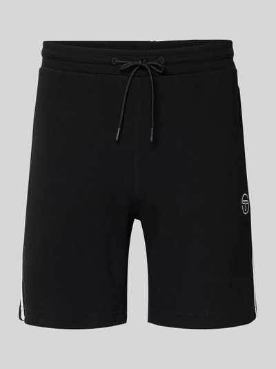 Produktfoto, czarne bawełniane szorty z elastycznym pasem i sznurkiem, logo-stitching, model 'EGEO' od SERGIO TACCHINI, szerokość w rozmiarze M: 40 cm, długość wewnętrzna nogawki: 20 cm, luźny krój, boczne kieszenie, mieszanka bawełny ze stretchem