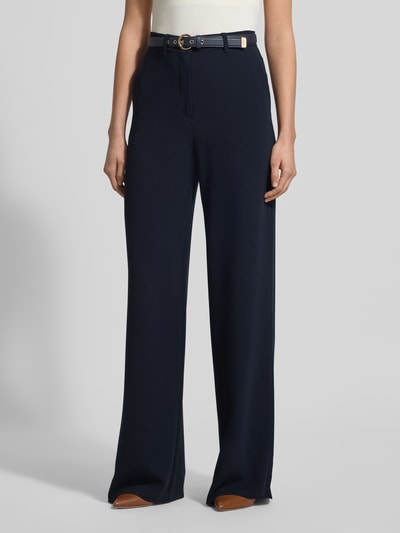 Frauenmodel trägt Regular Fit Weite Hose mit Gürtel Modell 'TAMICO' von Max Mara Studio, Optik: Unifarben, Webware, Nahaufnahme Unterkörper.