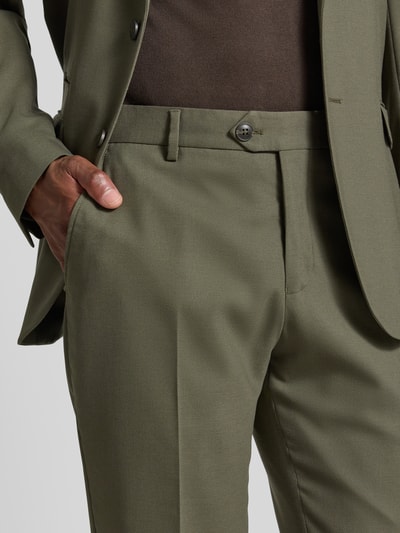 Männermodel trägt Slim Fit Anzughose mit Woll-Anteil Modell 'SLIM-NEIL' von Selected in Olivgrün, Nahaufnahme Hüftbereich, Herren Sakko von Selected