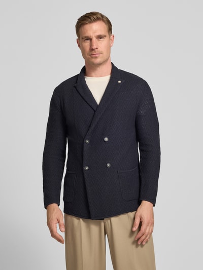 Männermodel trägt Slim Fit Sakko mit Reverskragen von Manuel Ritz, Reine Baumwolle, Zweireiher, Aufgesetzte Taschen, Ganzkörperansicht von vorne.
