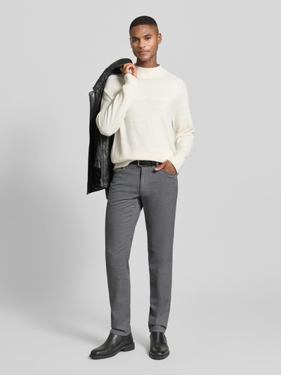 Männermodel trägt Hose mit Eingrifftaschen Modell 'Cadiz' von BRAX, Baumwoll-Viskose-Mix, Regular-Fit in Grau, Ganzkörperansicht von vorne.