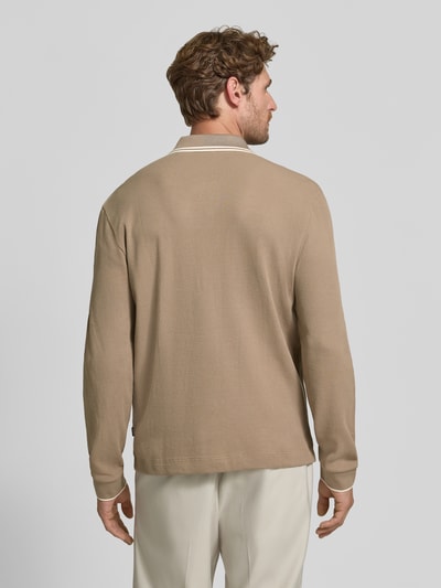 Männermodel trägt Regular Fit Poloshirt aus Baumwoll-Mix Modell 'H-Pittman 10' von BOSS in Beige, strukturierte Oberfläche, Ganzkörperansicht Rückansicht. Herren Poloshirt von BOSS