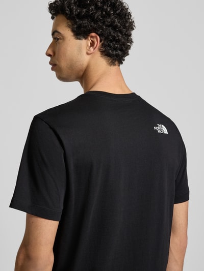Mannenmodel draagt Regular fit T-shirt uit puur katoen Model 'MOUNTAIN LINE' van The North Face, labelprint, ronde hals, ruglengte maat M 70 cm, detailopname rugaanzicht.