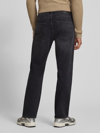 Männermodel trägt Straight Fit Jeans mit Escorial Woll-Anteil Modell 'Chris' von JACK & JONES, dunkler Baumwoll-Mix, 5-Pocket, Ganzkörperansicht Rückansicht.