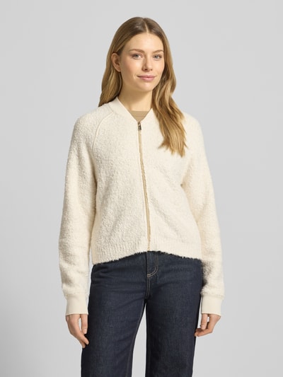 Vrouwenmodel draagt Regular Fit jack met viscose van comma in crème, mix van viscose en katoen, opstaande kraag, ritssluiting, elastische boorden, ruglengte maat 36: 51 cm, mouwlengte maat 36: 51 cm, ganzebodyvooraanzicht.