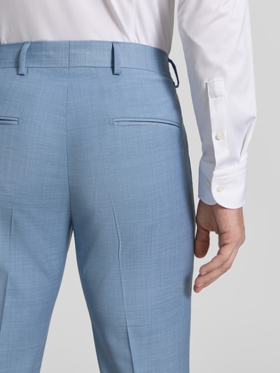 Männermodel trägt Straight Fit Anzughose mit Woll-Anteil Modell 'Tenuta' von Tiger Of Sweden in Hellblau, Elastischer-Material-Mix, Bügelfalten, Gesäßtaschen, Detailaufnahme Rückansicht.