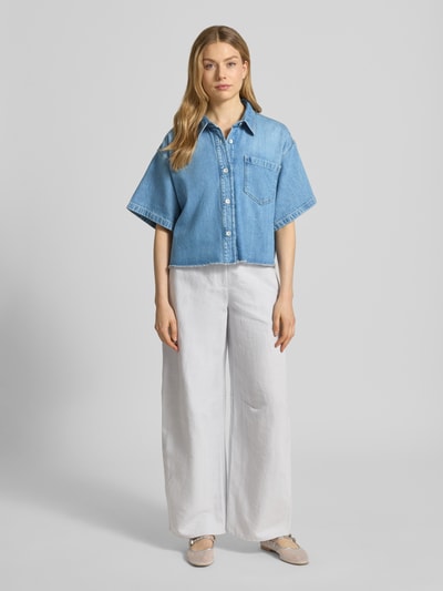 Frauenmodel trägt Relaxed Fit Hemdbluse mit Lyocell-Anteil Modell 'Zuri' von Raffaello Rossi, Denim-Optik, Ganzkörperansicht von vorne.