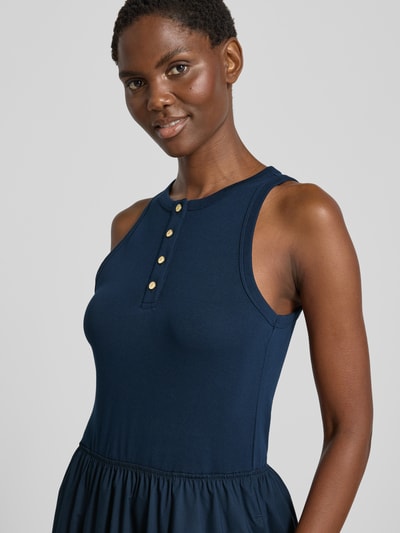 Frauenmodel trägt A-Linie Freizeitkleid aus reiner Baumwolle von Tommy Hilfiger in Dunkelblau mit Knopfleiste, Nahaufnahme Oberkörper. Damen Freizeitkleid von Tommy Hilfiger