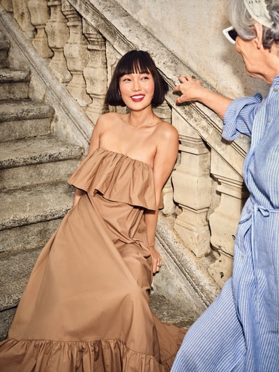 Frauenmodel trägt Tailliertes Trägerloses Kleid aus reiner Baumwolle von Essentiel Antwerp, Optik: Unifarben, Maxi-Länge, Volant, Materialverarbeitung: Popeline, Nahaufnahme Oberkörper.