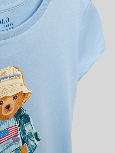 Meisje draagt Regular Fit T-shirt uit zuivere katoen met polo bear-motief van Polo Ralph Lauren Teens, look: effen, ronde hals, korte mouw, fijnrib materiaalverwerking, detailopname bovenlichaam.