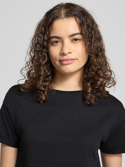 Kobiece modelka nosi damski t-shirt z okrągłym dekoltem model 'BRANDY' od NOISY MAY®, zakładka na rękawach, czarny, zbliżenie na górę ciała.