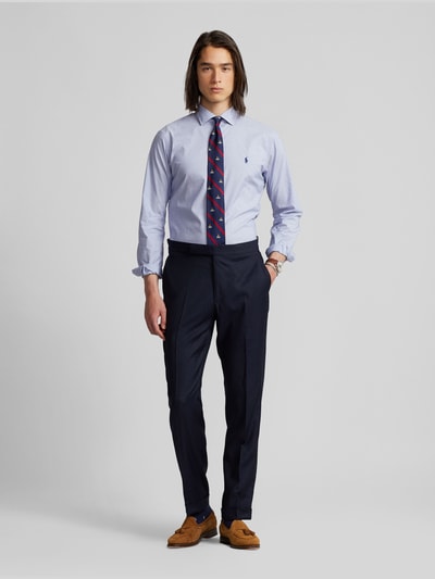 Mannelijk model draagt Regular Fit Businesshemd aus reiner Baumwolle van Polo Ralph Lauren in effen lichtblauw katoen met Kentkraag, lange mouw met verstelbare manchet, vooraanzicht volledige lichaamsopname.