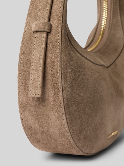 Productfoto, schoudertas van suède in taupe, afgeronde vorm, goudkleurige ritssluiting, logodetail, Model 'Whisper' van Coccinelle, Hoofdvak met ritssluiting, verstelbare schouderband, Breedte maat 1: 24 cm, Lengte maat 1: 24 cm, Diepte maat 1: 6 cm, Schouderbandlengte maat 1: 55 cm