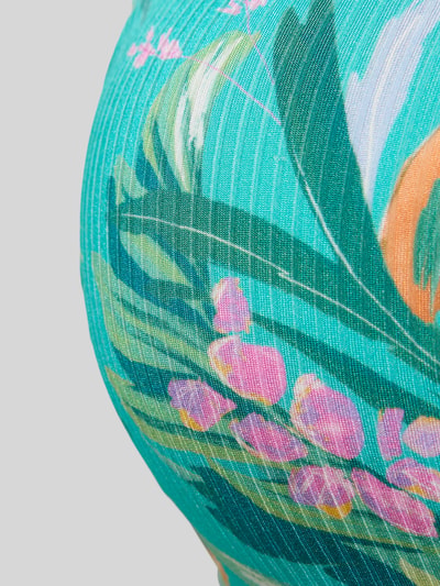 Frauenmodel trägt Bikini-Oberteil in Bandeau-Form Modell 'Sandra' von VENICE BEACH, türkis mit Allover-Blumenmuster, Detailaufnahme.