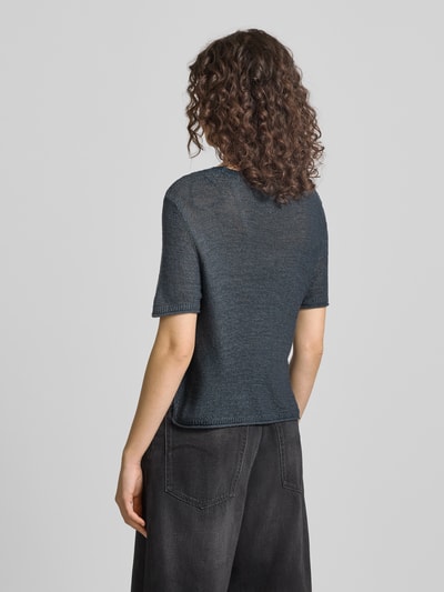 Frauenmodel trägt Regular Fit Strickpullover mit kurzen Ärmeln Modell 'SUNNY' von Only in Dunkelgrau, unifarben, Rippenstruktur, Ganzkörperansicht Rückansicht.