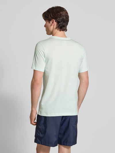 Männermodel trägt T-Shirt mit Label-Stitching von Nike aus reiner Baumwolle, Regular-Fit, Rundhalsausschnitt, Rückenlänge 73 cm, Ganzkörperansicht Rückansicht.